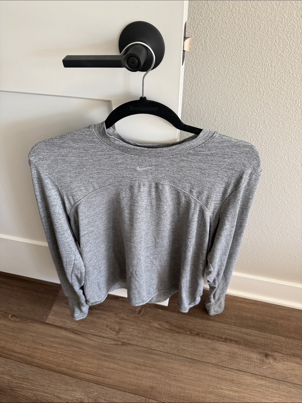 Nike Women’s Heather Gray Long-Sleeve Crew Top